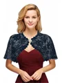 Elegant blonde med rhinestone sjal