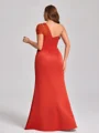 Sheath En skuldret Plissert Gulvlengde Satin Plus Size Brudepikekjoler