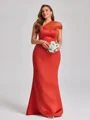 Sheath En skuldret Plissert Gulvlengde Satin Plus Size Brudepikekjoler