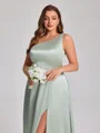 A-line kjole En skuldret Gulvlengde Silkeeaktig Sateng Plus Size Brudepikekjoler