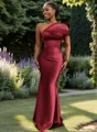Sheath En skuldret Plissert Gulvlengde Satin Brudepikekjoler