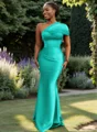 Sheath En skuldret Plissert Gulvlengde Satin Brudepikekjoler