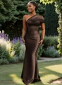 Sheath En skuldret Plissert Gulvlengde Satin Brudepikekjoler
