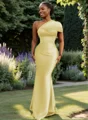 Sheath En skuldret Plissert Gulvlengde Satin Brudepikekjoler