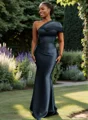 Sheath En skuldret Plissert Gulvlengde Satin Brudepikekjoler