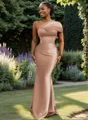Sheath En skuldret Plissert Gulvlengde Satin Brudepikekjoler
