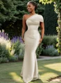 Sheath En skuldret Plissert Gulvlengde Satin Brudepikekjoler