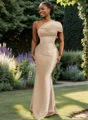 Sheath En skuldret Plissert Gulvlengde Satin Brudepikekjoler