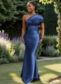 Sheath En skuldret Plissert Gulvlengde Satin Brudepikekjoler