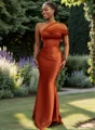 Sheath En skuldret Plissert Gulvlengde Satin Brudepikekjoler