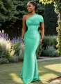 Sheath En skuldret Plissert Gulvlengde Satin Brudepikekjoler