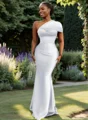 Sheath En skuldret Plissert Gulvlengde Satin Brudepikekjoler