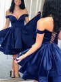 A-line kjole Bare Skuldre Kort/Mini Satin Motekjoler med Brusende Volanger