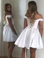 A-line kjole Bare Skuldre Kort/Mini Satin Motekjoler med Volanger
