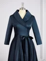 A-line kjole V-hals Asymmetrisk Satin Brudens Mor Kjolees med Belte/Sash