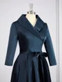 A-line kjole V-hals Asymmetrisk Satin Brudens Mor Kjolees med Belte/Sash