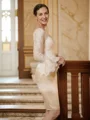 Sheath Scoop Knelengde Satin Brudens Mor Kjole med Blonder