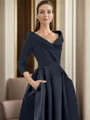 A-line kjole V-hals Trekvart ermer Plissert Asymmetrisk Satin Brudens Mor Kjole
