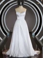 A-line kjole Sweetheart Kapell Slep Satin Brudekjoleres med Volanger