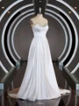 A-line kjole Sweetheart Kapell Slep Satin Brudekjoleres med Volanger
