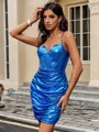 Sheath V-hals Plissert Kort/Mini Metallic Satin Korsett Kjole